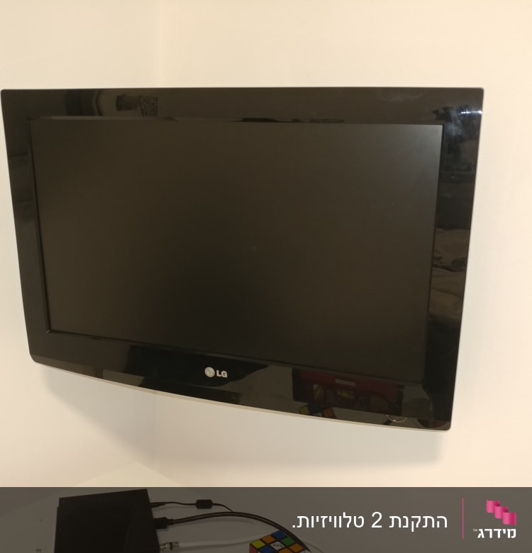 טלוויזיה מותקנת על הקיר עם כבלים מחוברים